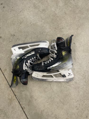 Bauer Vapor Hyperlite 2 Hockey Skates 8 (Used)