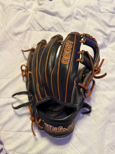 2023 Wilson Right Hand Throw Infield A2000 Baseball Glove 11.5" (Used)