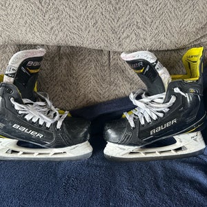 2023 Bauer Supreme M4 Hockey Skates Regular Width 6 (Used)