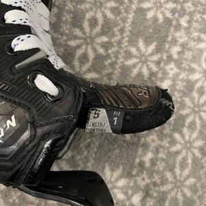 Bauer Supreme Mach Hockey Skates  Size 5 Fit 1 (Used) Includes  3 Sets Of Steel