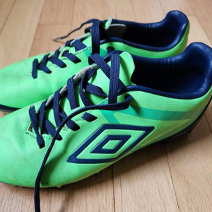 Kids Size 3.5 Umbro Soccer Cleats Youth Boys Girls Lime Green (Used)