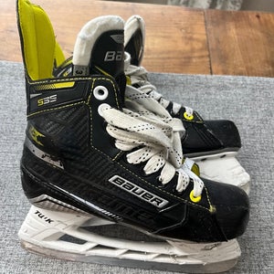 Junior Used Bauer Supreme S35 Hockey Skates Regular Width Size 3.5