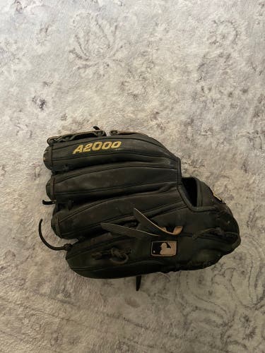 Wilson Right Hand Throw Infield A2000 Baseball Glove 11.75" (Used)