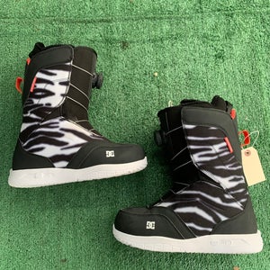 Size M 6.5 (W 7.5) DC Search 2022 Snowboard Boots