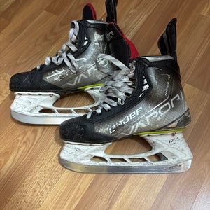Bauer Vapor Hyperlite Hockey Skates Regular Width 6 (Used)