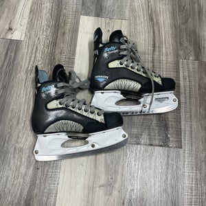 Size 7W Mission Amp 3 Betty Flyweights Woman’s Hockey Skate