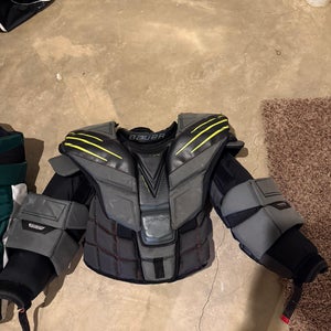 Small  2023 Bauer Hyperlite Goalie Chest Protector  (Used)