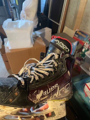 Bauer Vapor Hyperlite Hockey Skates Regular Width 8.5 (Used)