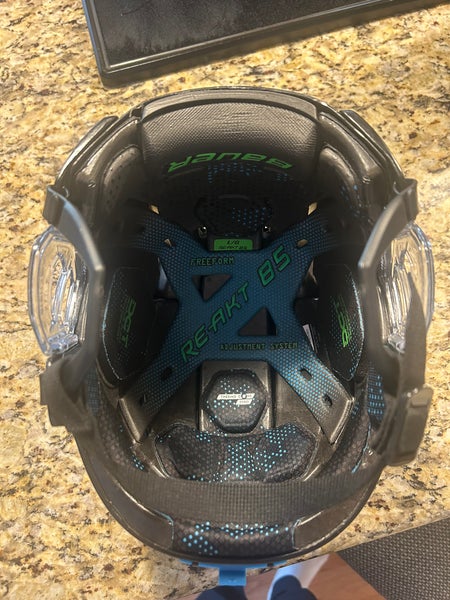 Large Bauer Re-Akt 85 Helmet (New)