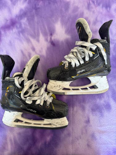 Bauer Supreme M5 Pro Hockey Skates Regular Width Size 2.5 (Used)