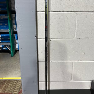 40 Flex Junior Bauer Vapor Hyperlite 2 Right Hand Hockey Stick (New)- Multiple Curves