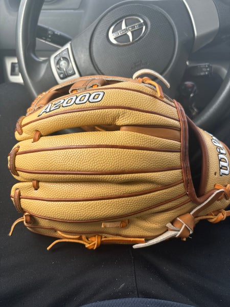 Wilson Right Hand Throw A2000 Baseball Glove 11.5" (New)