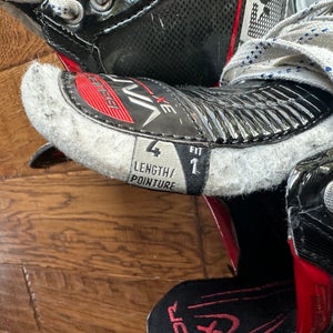 Used Intermediate Bauer Vapor 3X Hockey Skates Regular Width Size 4