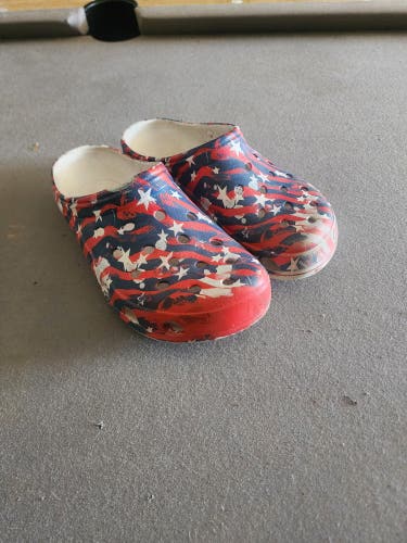 Red Men's Size M 9.0 (W 10.0) Youth Sandals (Used)