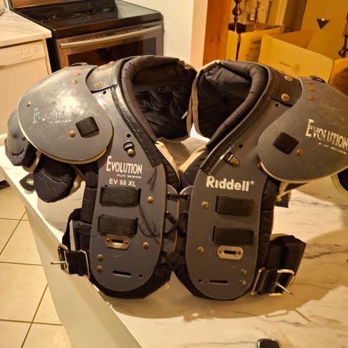 Riddell Evolution XL Adult Shoulder Pads (Used)