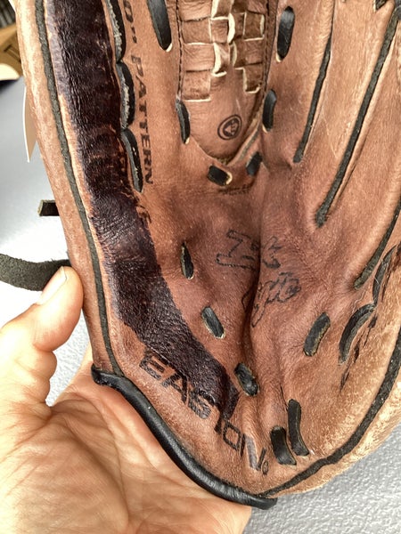 Brown Easton Black Magic ETX200 Right Hand Throw Infield Baseball Glove 10" (Used)