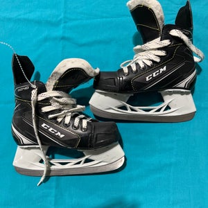 Junior CCM Tacks 9040 Hockey Skates Regular Width Size 1 (Used)