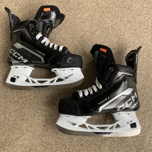 LIKE NEW CCM VECTOE PREMIER Hockey Skates Extra Wide Width Size 4 (Used)
