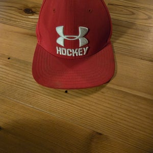 Red Men's Medium/Large Under Armour Hat (Used)