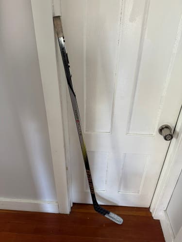 Intermediate Bauer Vapor Hyperlite 2 Left Hand Hockey Stick P14 Pro Stock (Used)