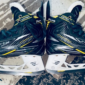 CCM Tacks Hockey Skates Regular Width Size 3.5 (Used)