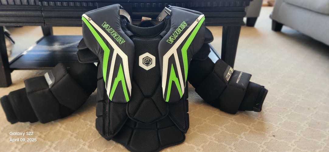 2024 Vaughn SLR4 Pro Carbon Large Goalie Chest Protector (Used)