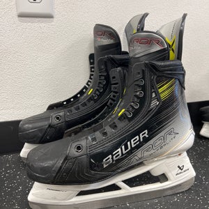2024 Bauer Vapor Hyperlite Hockey Skates 11 (Used)