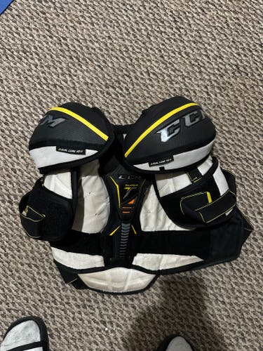 CCM Super Tacks shoulder pads M