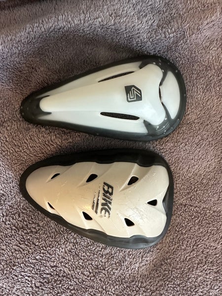 Lot of 2 protective cups