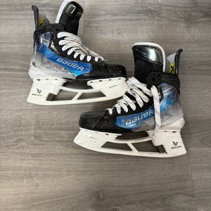 Bauer Vapor Hyperlite 2 Hockey Skates Regular Width Pro Stock 8 3/4 (Used)