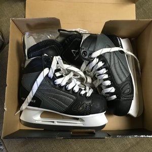 2020 Bauer N2900 Hockey Skates Regular Width Size 5 (Used)