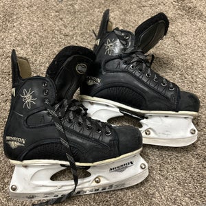 Mission Amp Fly  Jr Hockey Skates Size 4D / US Size 5