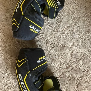Medium Youth CCM Tacks 3092 Elbow Pads (Used)
