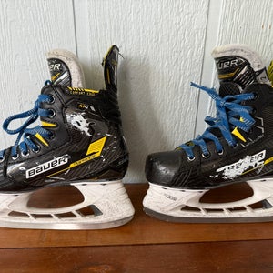 Used Junior Bauer Supreme M4 Hockey Skates Regular Width Size 2