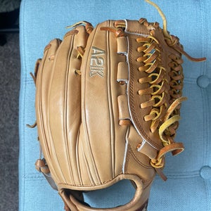 Wilson Right Hand Throw Pitcher's A2K Baseball Glove 10.75" (Used)