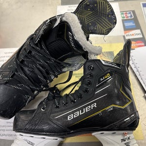 size 5 Bauer Supreme M40 (Used) Intermediate Size 5 Hockey Skates fit 2 int