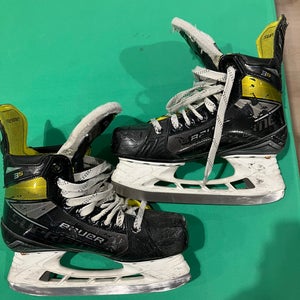 Intermediate Bauer Supreme 3S Hockey Skates Regular Width Size 5.5 (Used)