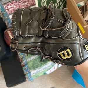 Wilson Left Hand Throw Pitcher's A2000 Baseball Glove 11.75" (Used)