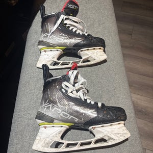 2021 Bauer Vapor Hyperlite Hockey Skates Extra Wide Width   Size 5.5 (Used)
