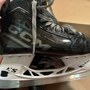 CCM JetSpeed FT690 Hockey Skates Regular Width 10 (Used)