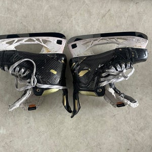 CCM AS-V Pro Hockey Skates Wide Width  Size 5.5 (Used)