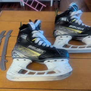 2024 Bauer Vapor X4 Hockey Skates Regular Width Size 2 (Used)