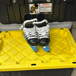 Bauer Supreme 140 Hockey Skates Size 2 (Used)