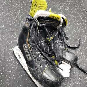 Used Bauer SUPREME IGNITE PRO Intermediate Hockey Skate Intermediate 4.5 11849-S000026596