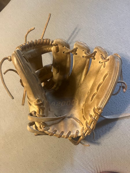 Wilson Right Hand Throw Infield A2000 Baseball Glove 11.5" (Used)