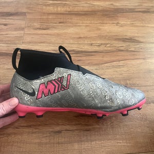 Kids Size 6.0 Nike Cleats (Used)