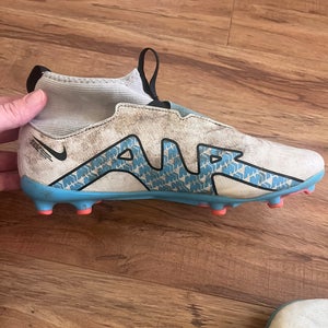 Kids Size 5.5 Nike Cleats (Used)