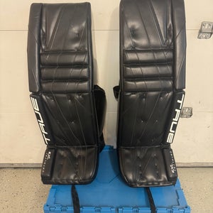 35"  True Catalyst 7X3 Goalie Leg Pads  (Used)
