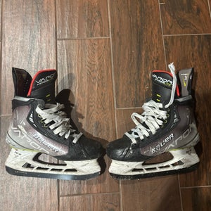 Bauer Vapor Hyperlite Hockey Skates Size 6 (Used)