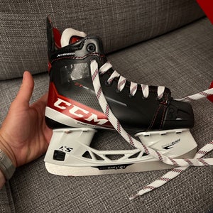 CCM JetSpeed FT485 Hockey Skates Regular Width Size 2.5 (New)